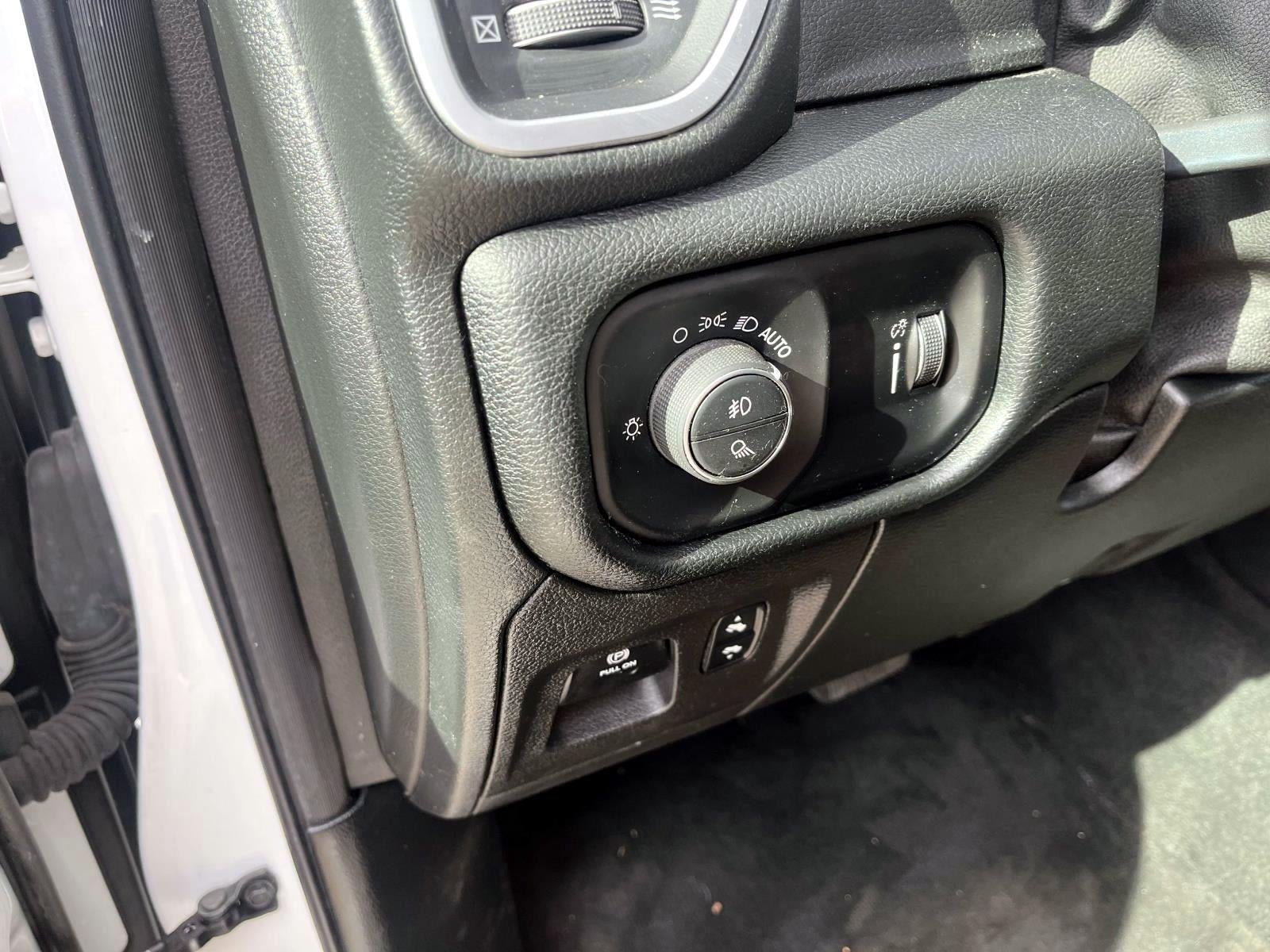 2020 RAM 1500 Big Horn Crew Cab 4x4 5'7" Box